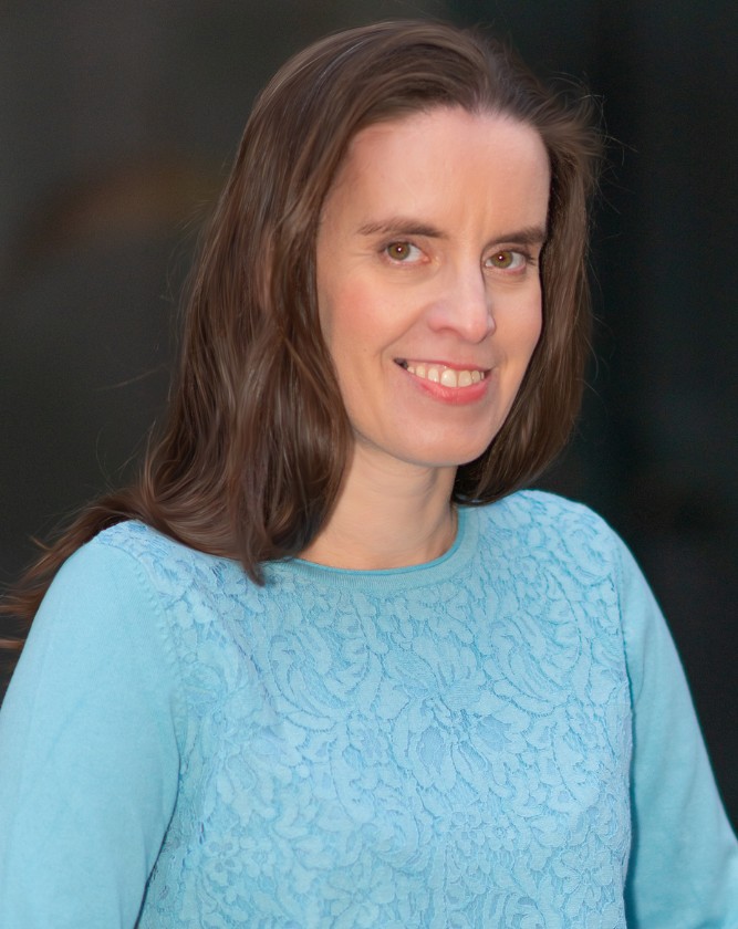 Stefanie mit offenen, langen, braunen Haaren mit türkis farbigem Shirt