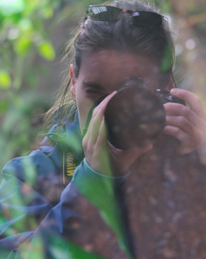 Stefanie mit Fotoapparat, sie sich selber fotografiert.